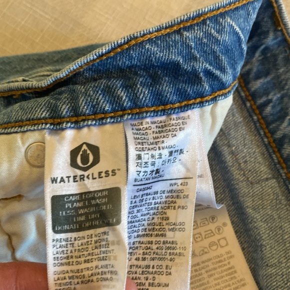 Levi’s Women’s 501 Jean Shorts - Picture 6 of 13